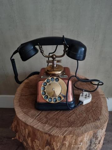 Werkende vintage koperen telefoon beschikbaar voor biedingen