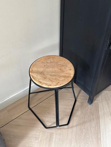 Houten krukje/plantentafeltje beschikbaar voor biedingen