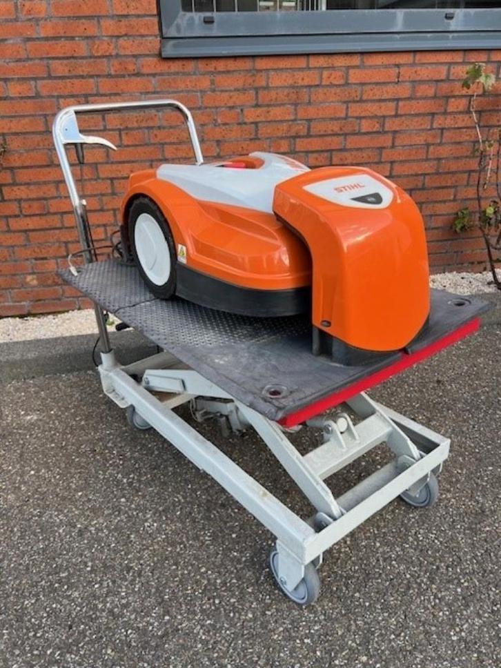 Stihl Robotmaaier, Tuin en Terras, Grasmaaiers, Gebruikt, Accu-grasmaaier, Minder dan 30 cm, Cirkelmaaier, Ophalen