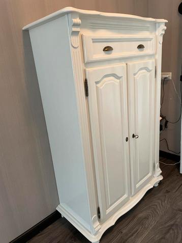 Witte Kast met Lades en Deuren beschikbaar voor biedingen