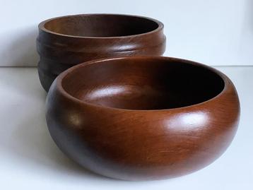 Twee vintage teak houten schalen beschikbaar voor biedingen