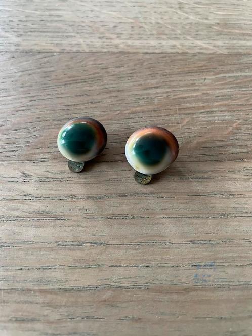 Prachtige kleurrijke vintage groene operculum oorbellen, Sieraden, Tassen en Uiterlijk, Oorbellen, Zo goed als nieuw, Knopjes of Stekers