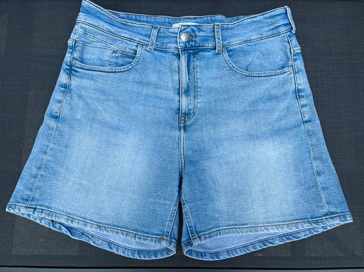 Korte jeans broek maat w34 maat 44-46, Kleding | Dames, Spijkerbroeken en Jeans, Zo goed als nieuw, W33 - W36 (confectie 42/44)