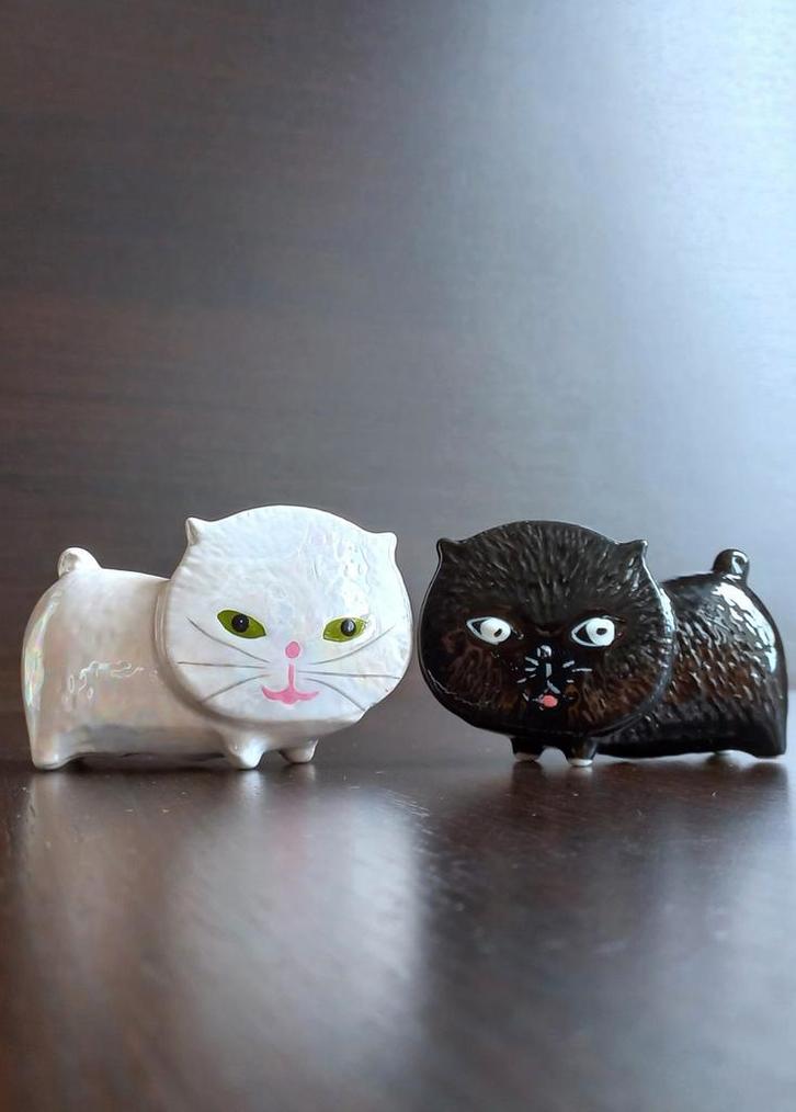 Set 2 geglazuurd keramieken poezen beeldjes Handgeschilderd, Antiek en Kunst, Antiek | Keramiek en Aardewerk, Ophalen of Verzenden