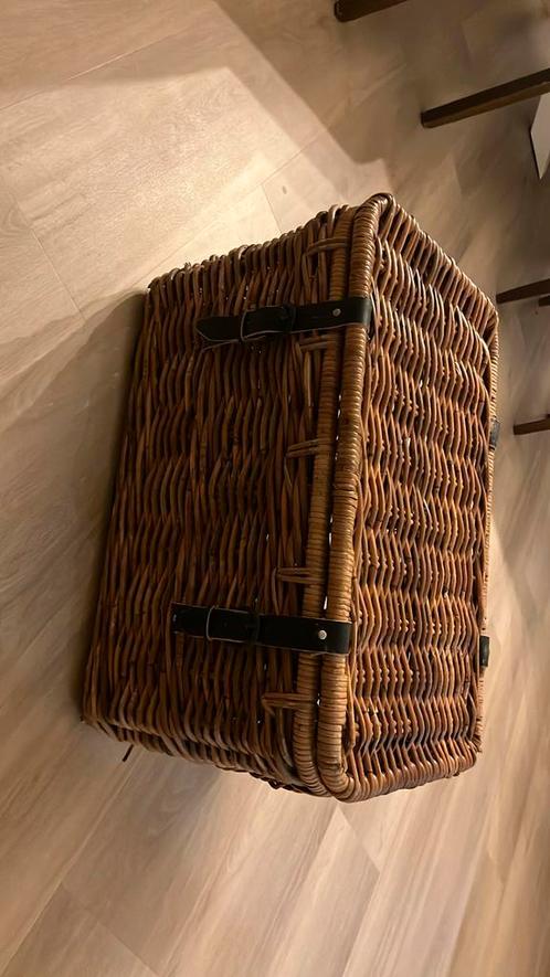 Grote rieten mand rotan mand bakkersmand leren banden gespen, Huis en Inrichting, Woonaccessoires | Schalen en Manden, Gebruikt