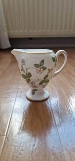 Wedgwood Wild Strawberry Melkkannetje op voetje, Verzenden, Nieuw, Porselein, Overige typen