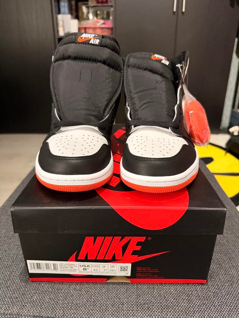 Nike Air Jordan 1 Electro Orange - Maat 42 - Nieuw, Ophalen of Verzenden, Nieuw, Wit, Sneakers of Gympen