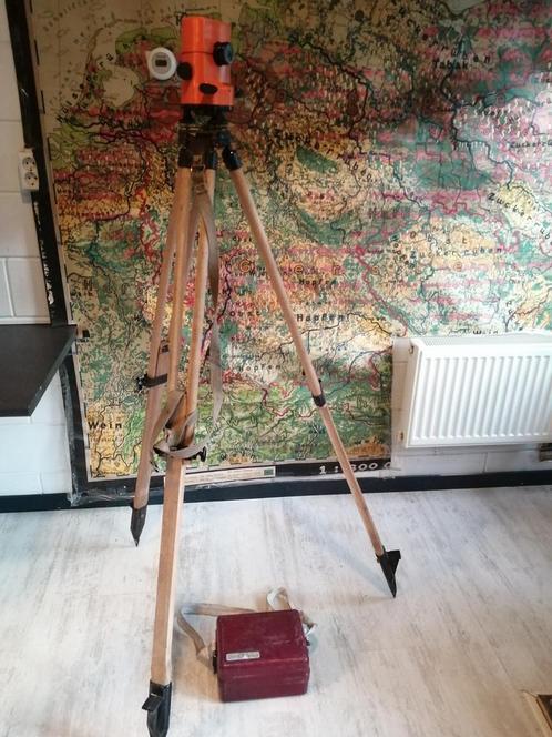 OUDE LANDMETER THEODOLITE OP HOUTEN DRIEPOOT TRIPOD 175 CM, Antiek en Kunst, Antiek | Gereedschap en Instrumenten, Ophalen of Verzenden