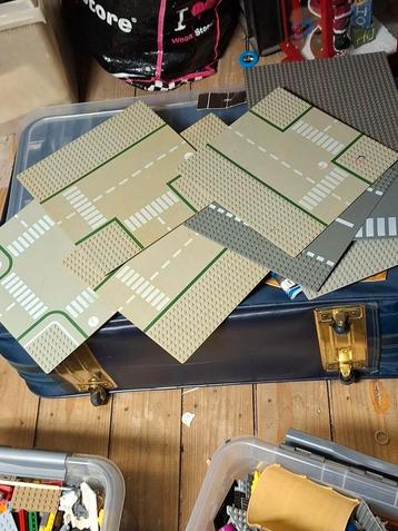 diverse grondplaten en 30 kilo lego beschikbaar voor biedingen
