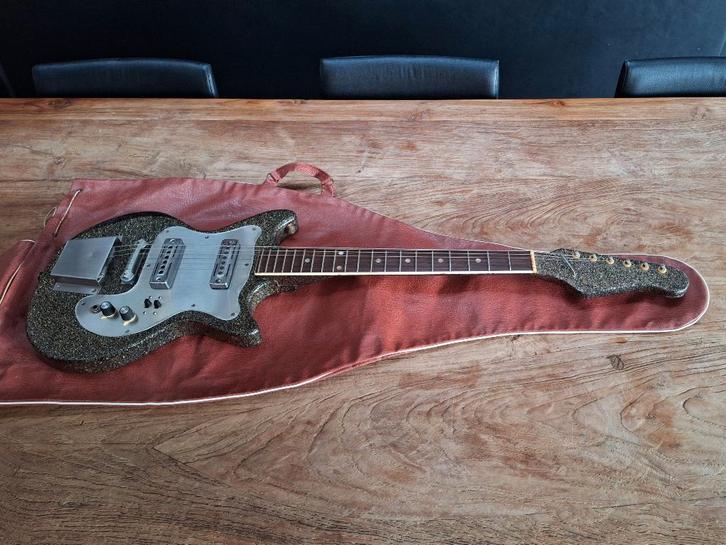 vintage Teisco gold sparkle 60 jaar oude elektrische gitaar, Muziek en Instrumenten, Snaarinstrumenten | Gitaren | Elektrisch