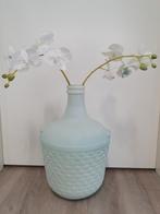 Gistfles/Vaas lichtblauw met 2 witte kunst orchideeën, Huis en Inrichting, Woonaccessoires | Vazen, Ophalen, Blauw, Minder dan 50 cm