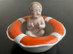 Antiek porselein beeldje Baby in badje 12/9 cm, Ophalen of Verzenden