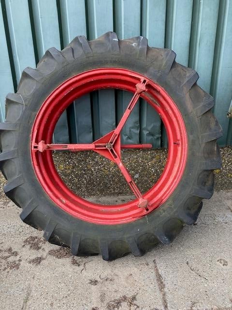 Dubbellucht Fendt 306 (13.6-38/12) en as met wielen, Ophalen