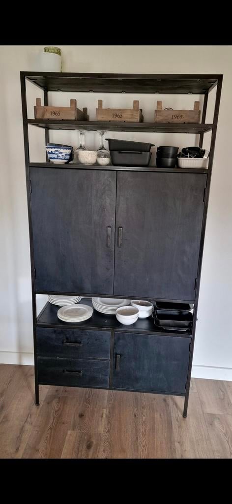 Prachtige kast zwart mangohout met staal 125 euro., Ophalen, Zo goed als nieuw