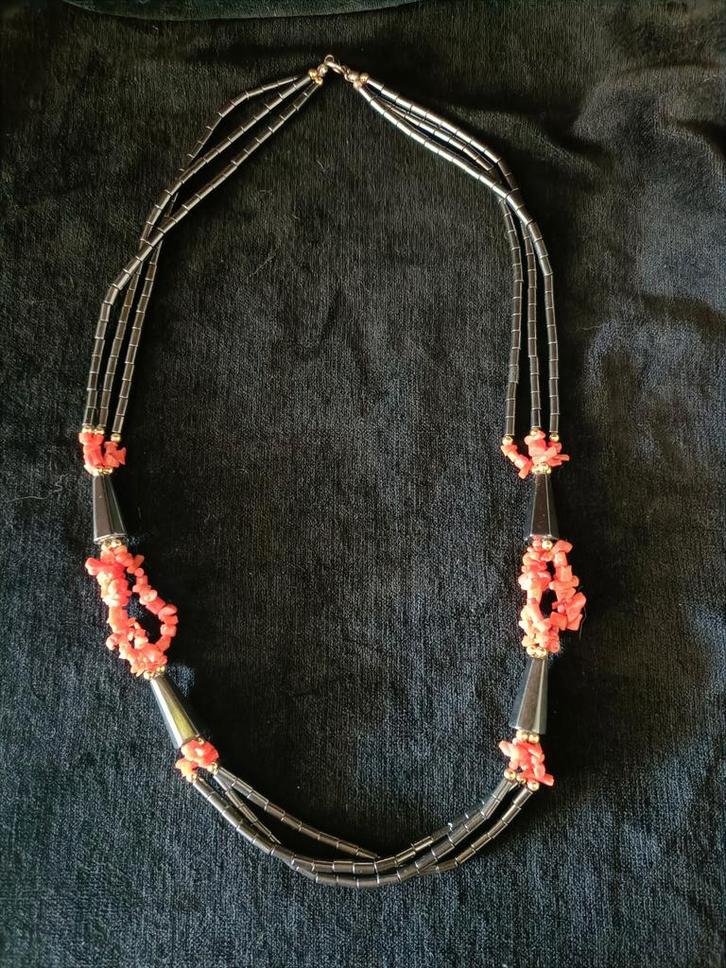 Mooie ketting van bloedkoraal en hematiet, Sieraden, Tassen en Uiterlijk, Kettingen, Gebruikt, Steen of Mineraal, Rood, Met edelsteen