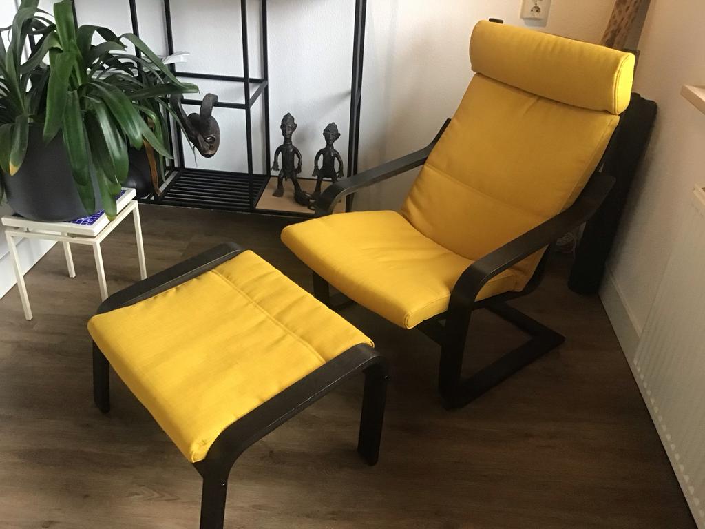 2x IKEA POÄNG stoelen + voetenbank - Geel & Comfortabel, Huis en Inrichting, Fauteuils, Ophalen, Gebruikt, 75 tot 100 cm, 50 tot 75 cm