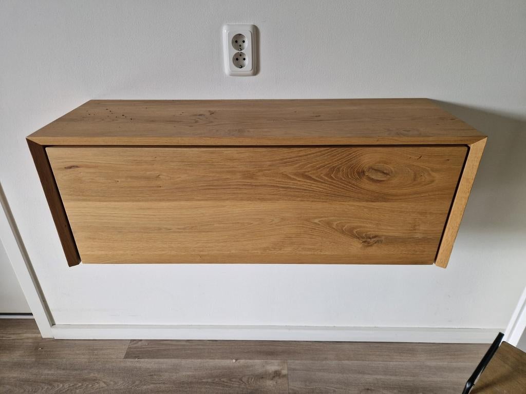 Zwevend kastje van blank eikenhout, Ophalen