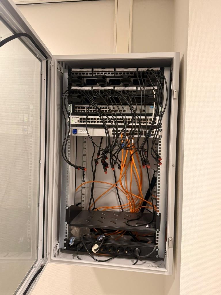 Serverkast / patchkast – wandmodel (netwerk kast), Computers en Software, Serverkasten, Ophalen, Zo goed als nieuw, Glas, Plaatstaal