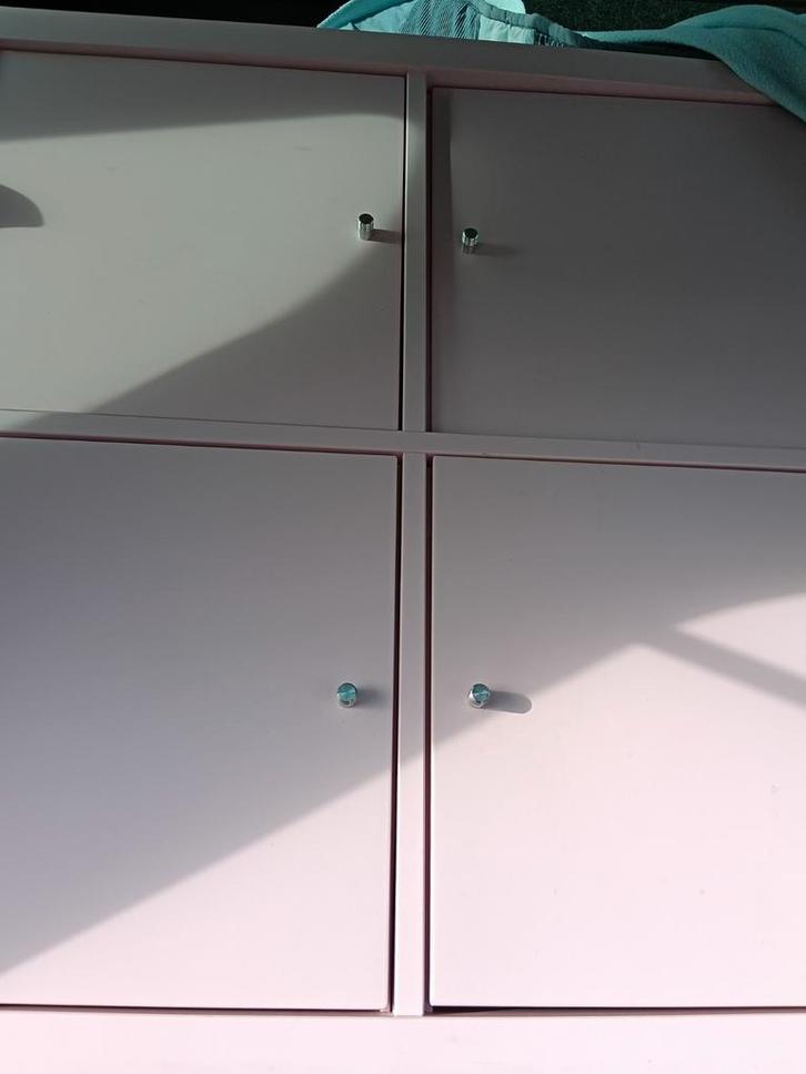 Ikea Kallax Expedit roze kast met 4 vakken en deurtjes, Huis en Inrichting, Kasten | Overige, Gebruikt, Ophalen of Verzenden