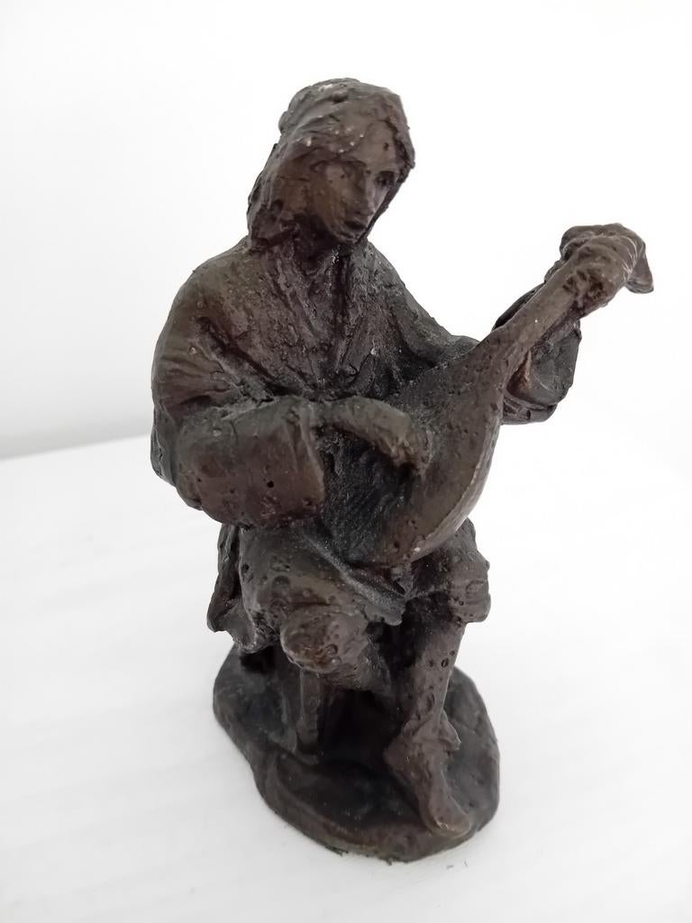 Bronzen beeldje Jaap Hartman - Muzikant met luit, Antiek en Kunst, Minder dan 20 cm, Handgemaakt, Ophalen of Verzenden, Brons