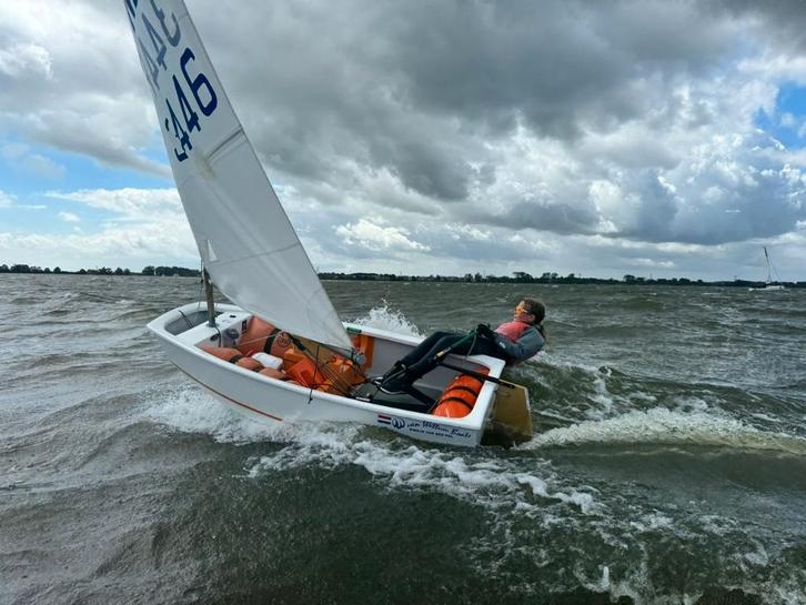 2018 Van Wettum Optimist NED 3355, Watersport en Boten, Open zeilboten, Zo goed als nieuw, Optimist, Minder dan 3 meter, Polyester