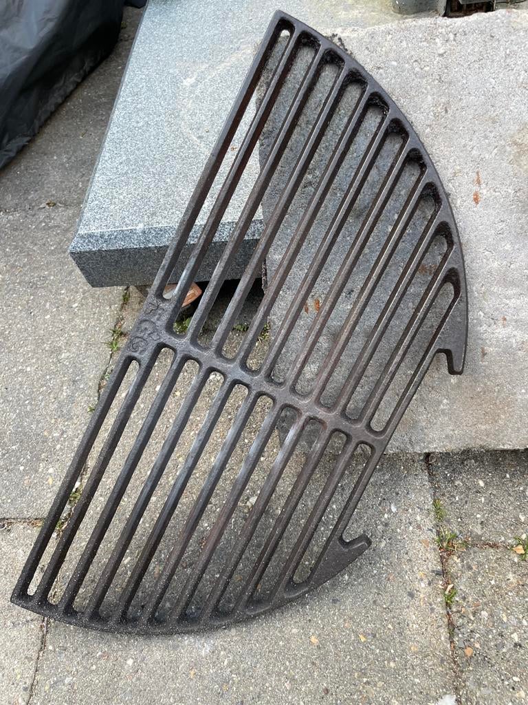 Big green egg large gietijzeren rooster half, Ophalen of Verzenden, Zo goed als nieuw