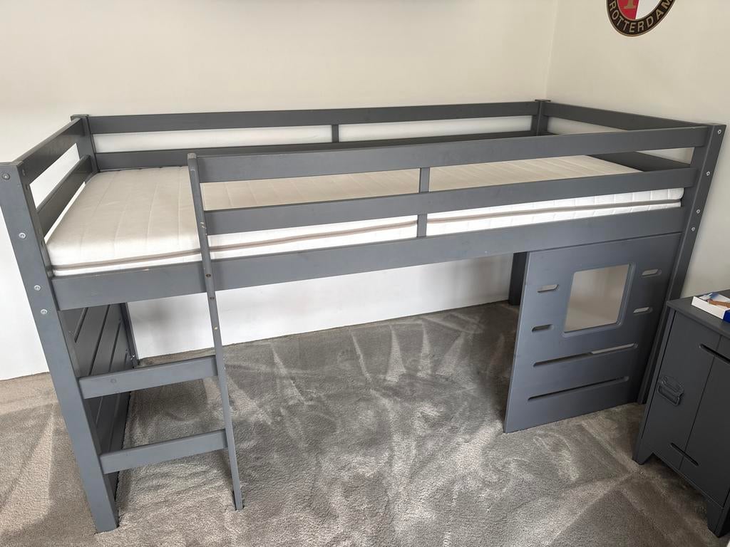 Grijze hoogslaper met matras, Kinderen en Baby's, Kinderkamer | Stapelbedden en Hoogslapers, Ophalen, Gebruikt, Halfhoogslaper