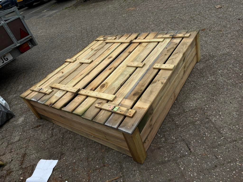 Zandbak met bankjes 120cmx120cm, Ophalen, Zo goed als nieuw