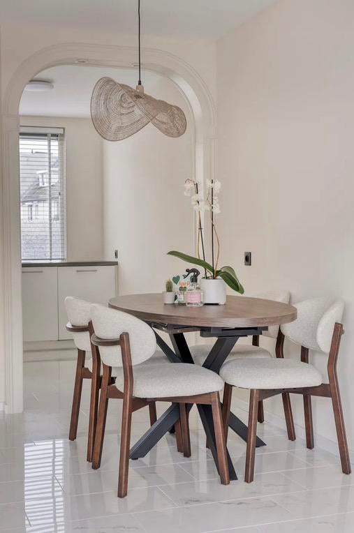 Eleonora Mikky Luxe japandi eetkamerstoel walnoot en stof, Ophalen, Zo goed als nieuw, Stof, Minder dan 50 cm