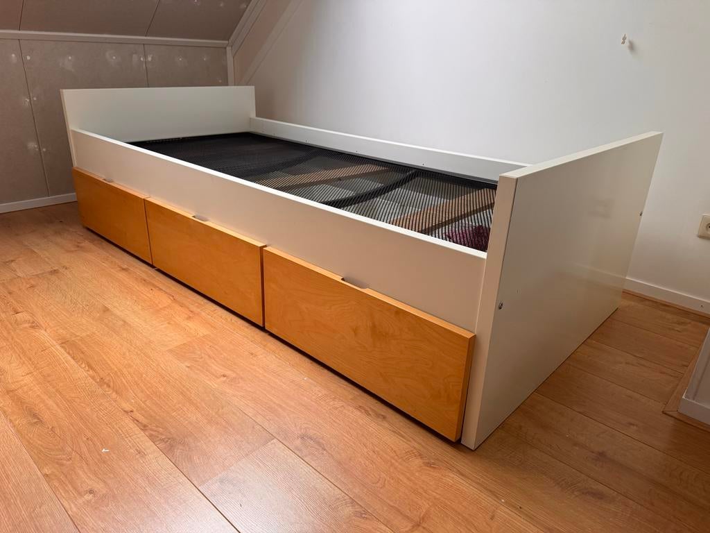 Eenpersoonsbed met 3 houten lades op wielen, Ophalen, Gebruikt, 90 cm, Eenpersoons