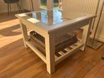 Riviera Maison Glazen tafel met houten frame en rieten mand, Huis en Inrichting, Tafels | Salontafels, Ophalen, 100 tot 150 cm