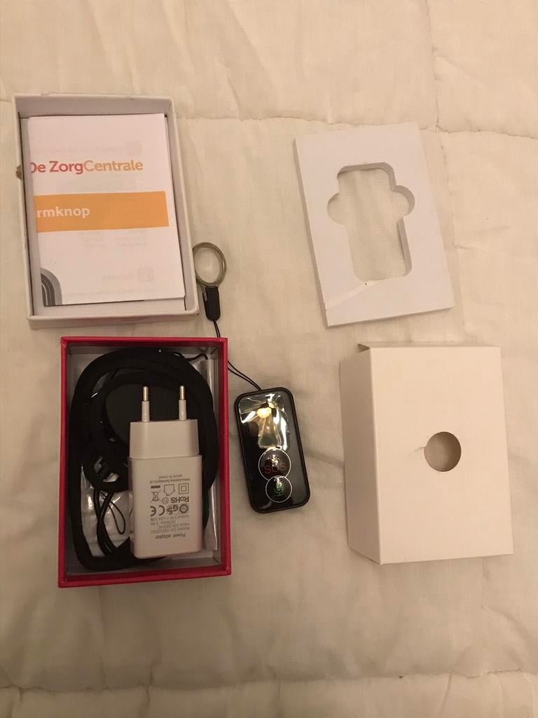 De zorgcentrale alarmknop, Ophalen of Verzenden, Zo goed als nieuw