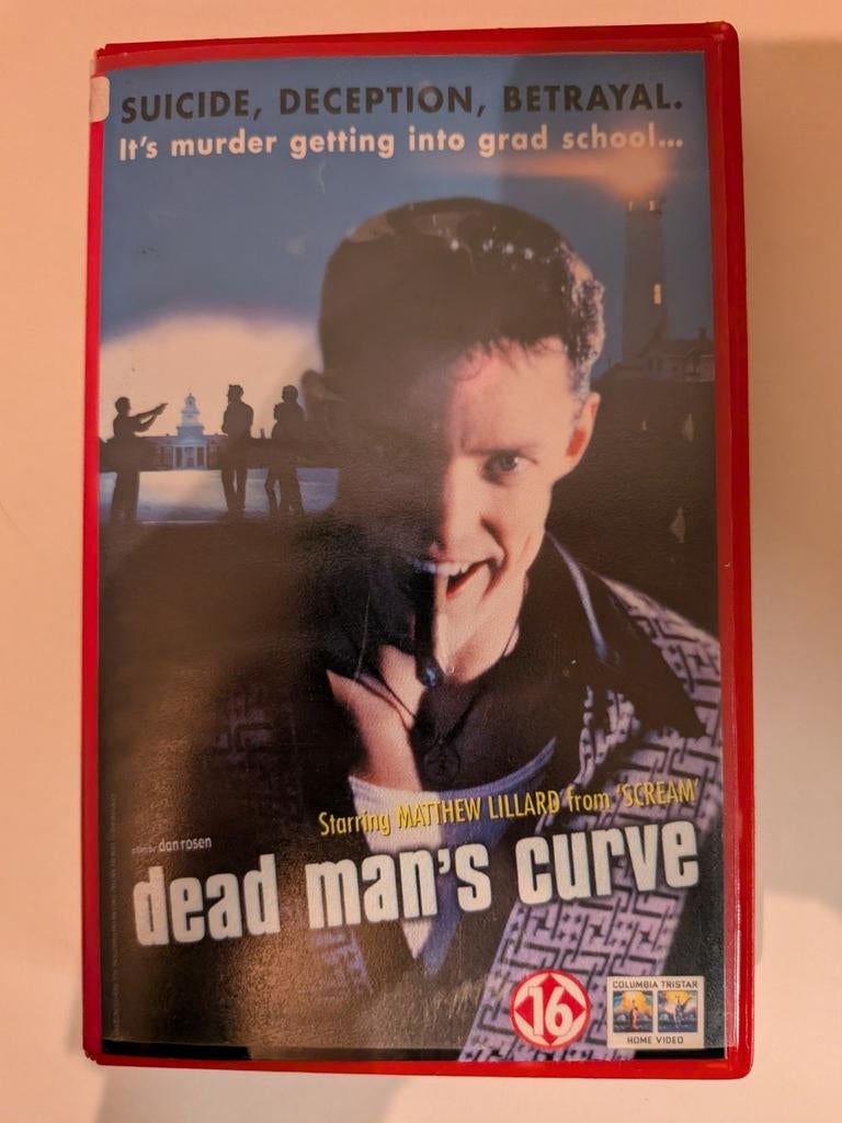 Dead Man's Curve VHS - Thriller uit 1998, Cd's en Dvd's, VHS | Film, Gebruikt, Thrillers en Misdaad, Vanaf 16 jaar, Ophalen of Verzenden