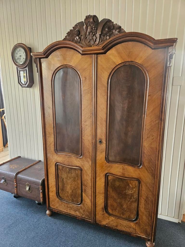 Antieke Kast Rond 1900 - Houtsnijwerk & Warme Uitstraling, Antiek en Kunst, Ophalen