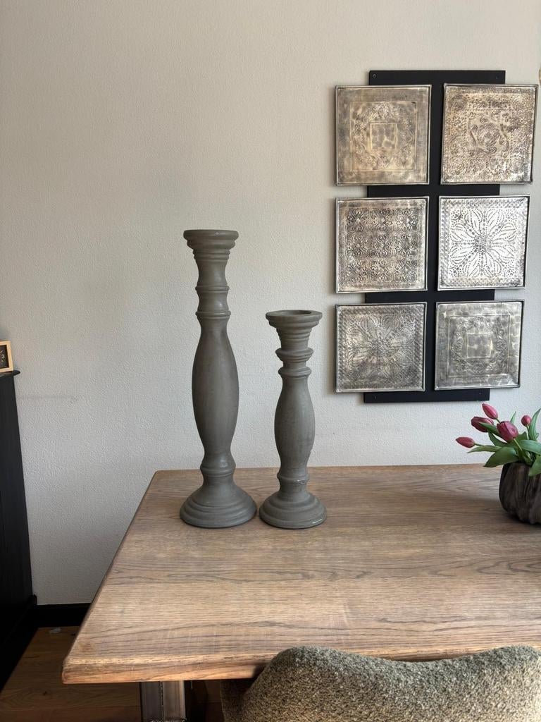 Set van 2 grijze stenen kandelaars - Landelijke stijl, Huis en Inrichting, Woonaccessoires | Kandelaars en Kaarsen, 50 tot 75 cm