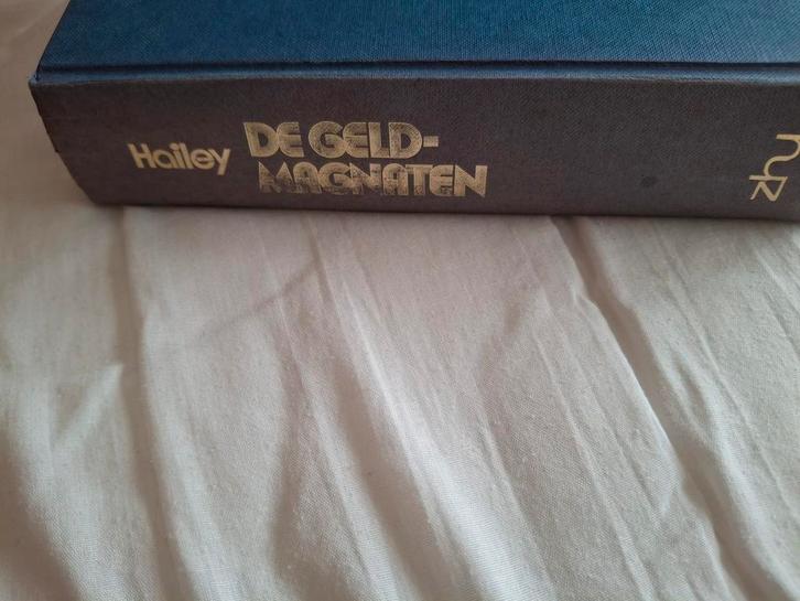 De Geldmagnaten - Arthur Hailey (Hardcover), Boeken, Romans, Gelezen, Nederland, Ophalen of Verzenden
