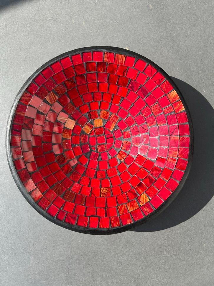 Schaal van aardewerk met glas mozaïek., Huis en Inrichting, Woonaccessoires | Schalen en Manden, Zo goed als nieuw, Rond, Glas