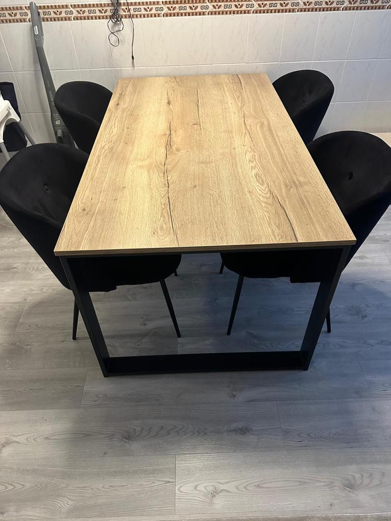 Eettafel en 4 eetkamerstoelen, Ophalen, Zo goed als nieuw, 4 tot 6 stoelen