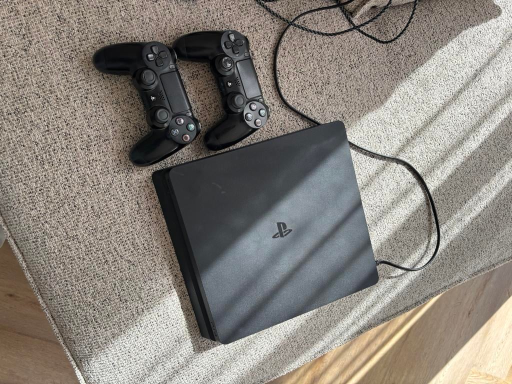 Ps4 slim + 2 controllers, Spelcomputers en Games, Spelcomputers | Sony PlayStation 4, Ophalen of Verzenden, Zo goed als nieuw