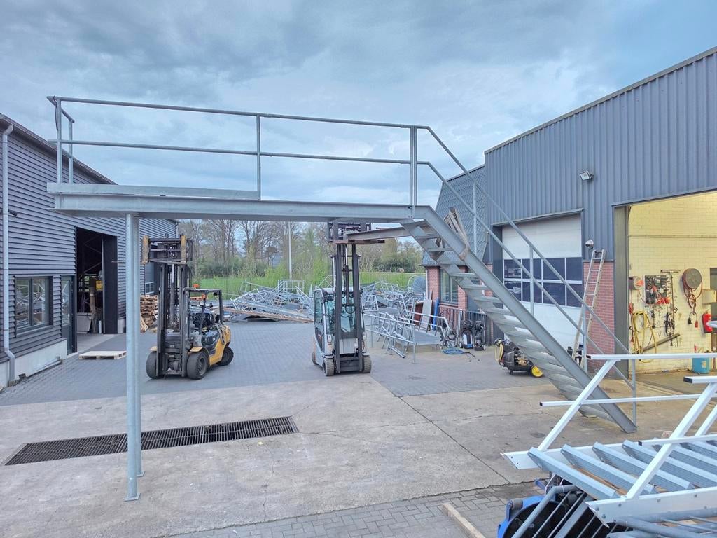 Stalen trap met bordes gegalv. Hoog 3,5 mtr. Nor034, Doe-het-zelf en Verbouw, Ladders en Trappen, Ophalen, 2 tot 4 meter