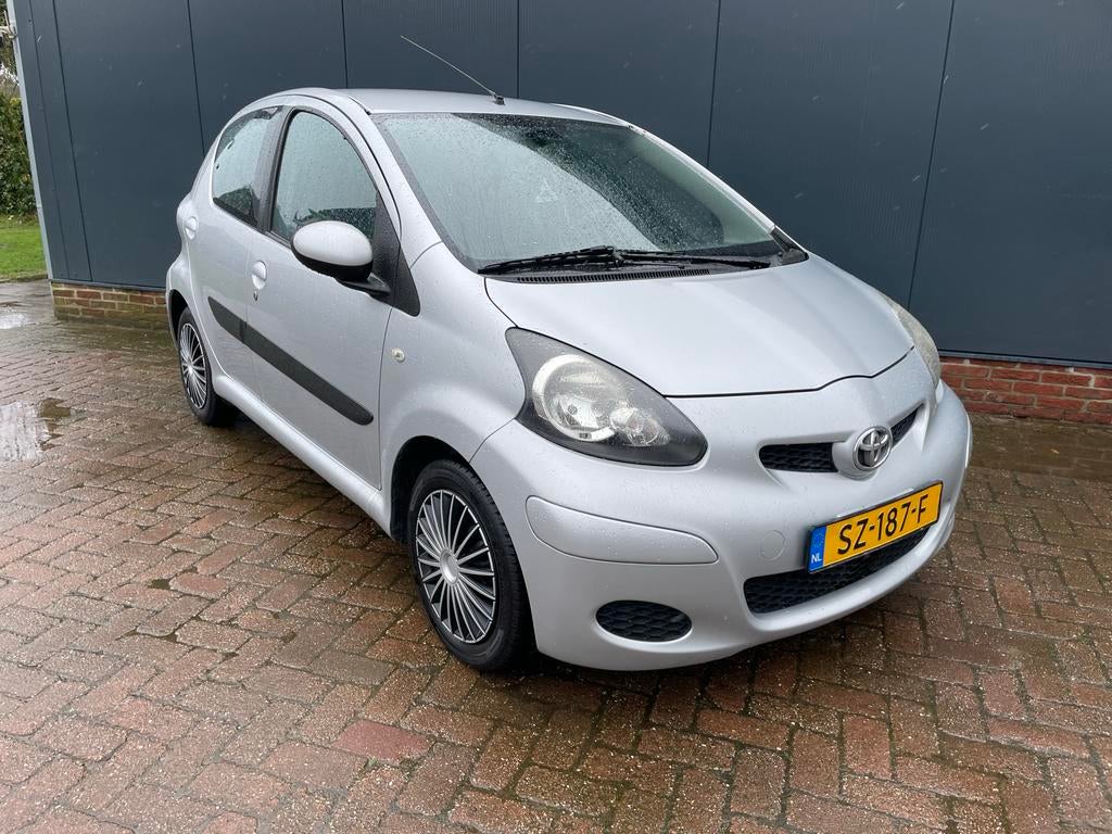 Toyota Aygo 1.0 12V 5DRS 2011 Grijs Airco KLEIN EN ZUINIG, Auto's, Voorwielaandrijving, 4 stoelen, 68 pk, Handgeschakeld