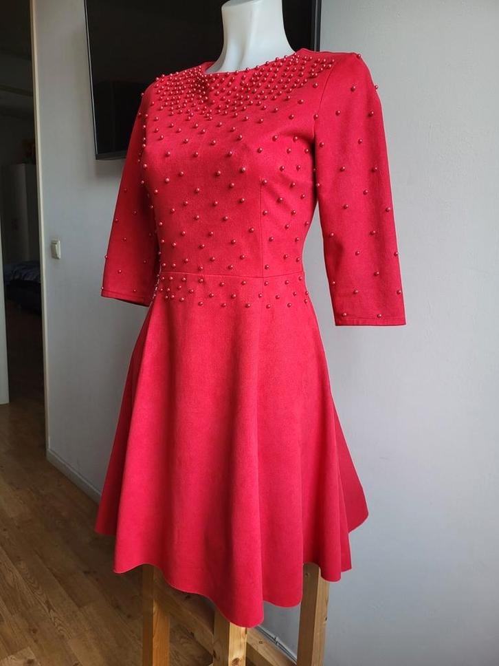 Prachtige rode velvet jurk met parels, maat S, Kleding | Dames, Jurken, Zo goed als nieuw, Maat 36 (S), Rood, Boven de knie, Ophalen of Verzenden