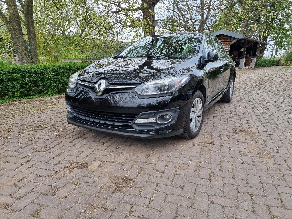 BESCHADIGD Renault Megane 1.6 Benzine 2014 | APK 06-2026, Voorwielaandrijving, Navigatiesysteem, 4 cilinders, 1290 kg