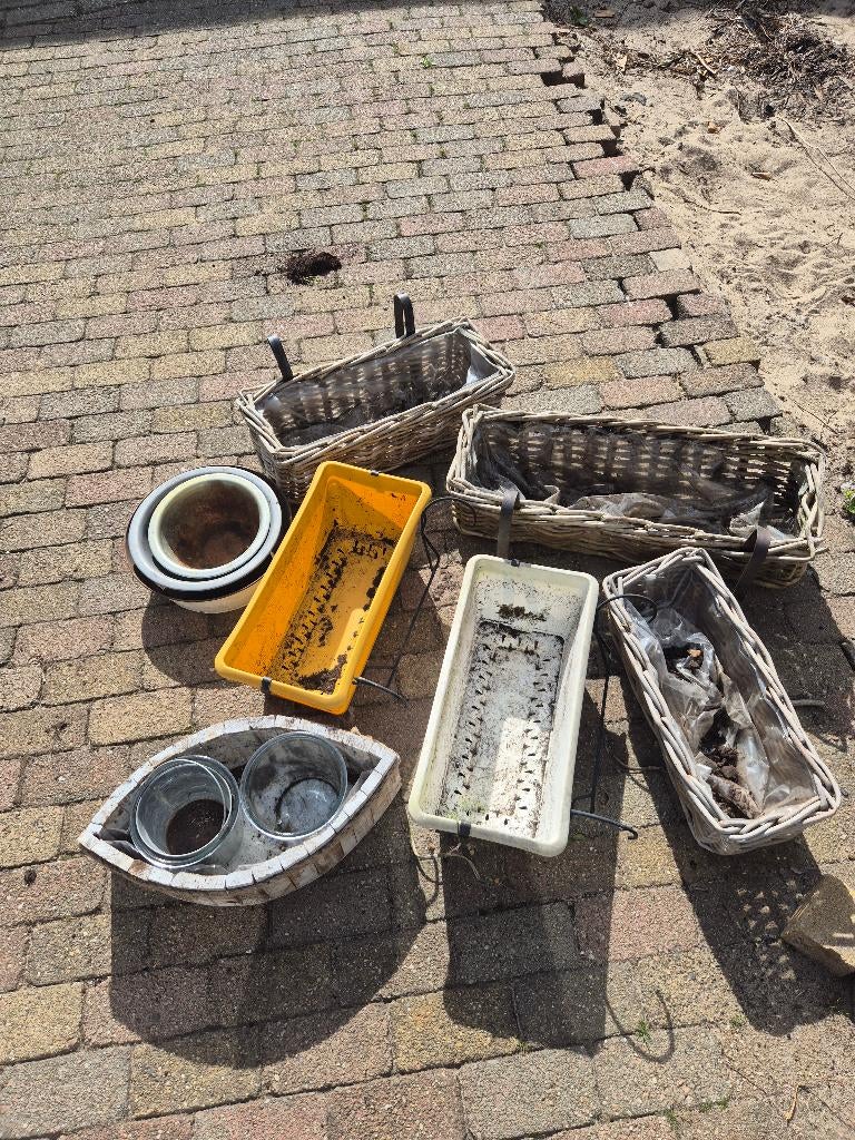 Gratis ophalen bloempotten en plantenbakken voor balkon, Ophalen, Kunststof, Gebruikt, Overige vormen