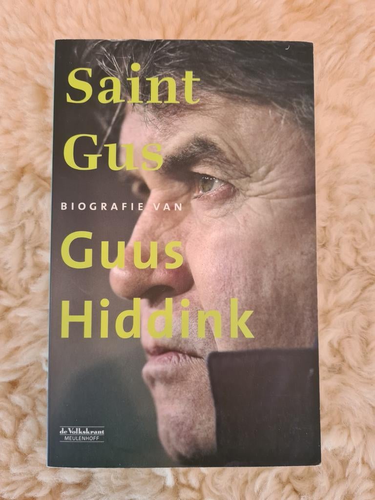 Saint Gus - Biografie van Guus Hiddink, Boeken, Ophalen of Verzenden, Zo goed als nieuw, De Volkskrant (diverse auteurs), Sport