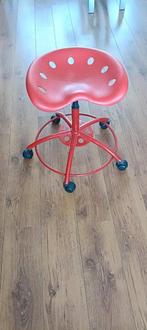 Rood in hoogte verstelbaar krukje met wieltjes, Ophalen of Verzenden, In hoogte verstelbaar, Gebruikt, Kunststof