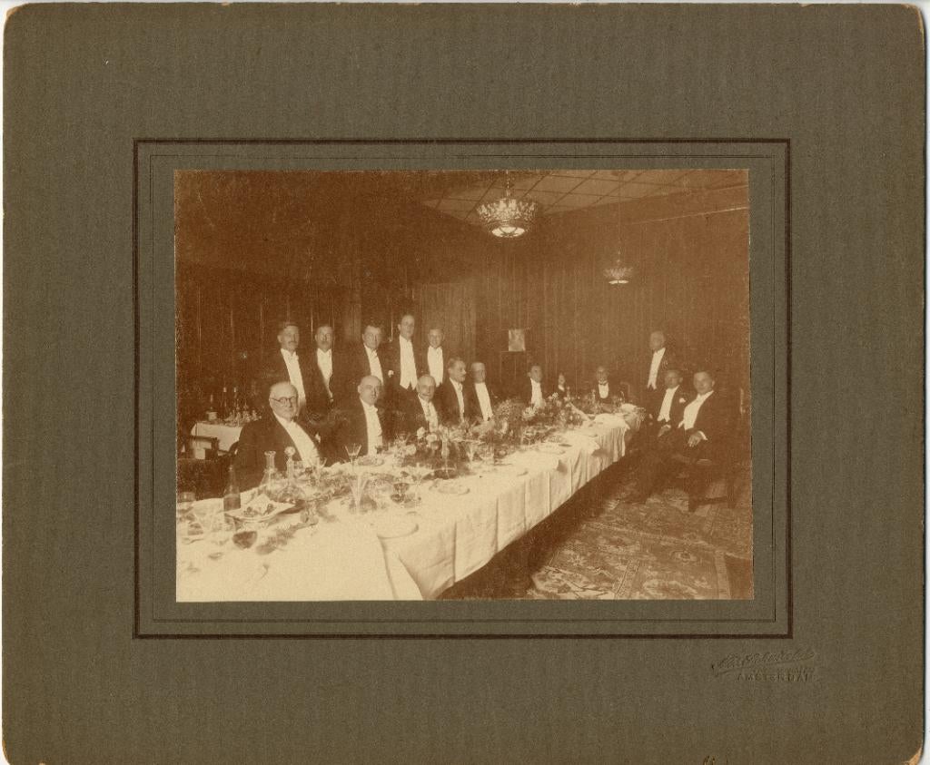 Kabinetfoto Diner Nederland Joegoslavië, 1929 te Amsterdam, Verzamelen, Gebruikt, Foto, Ophalen of Verzenden, Voor 1940