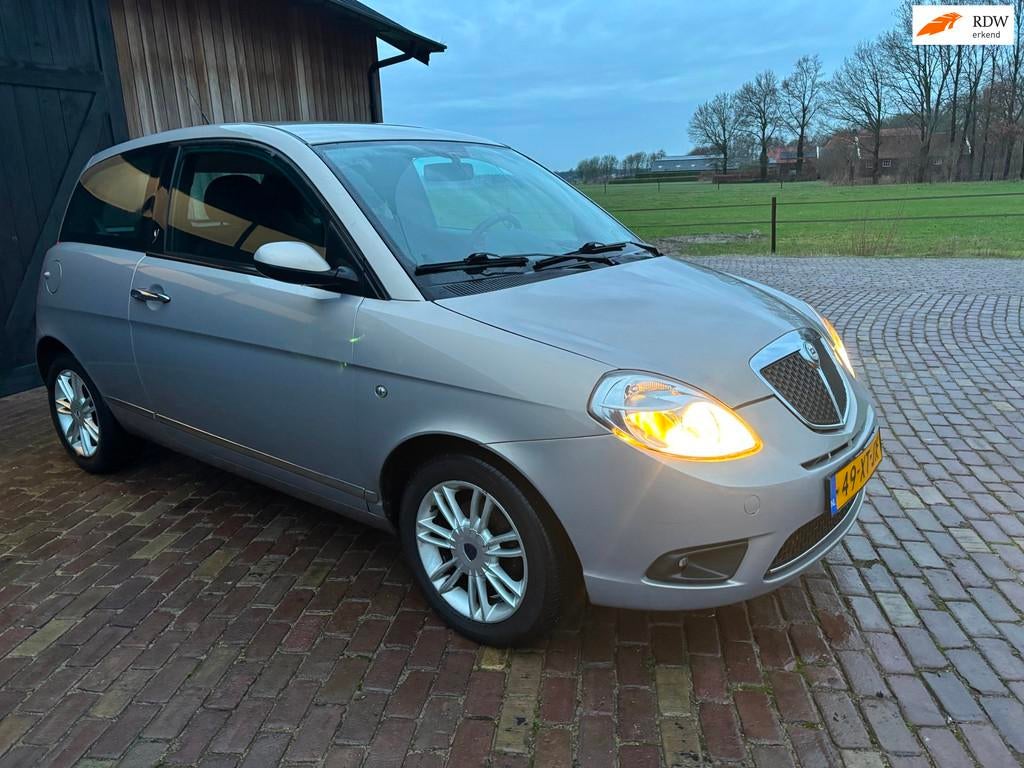 Lancia Ypsilon 1.4 Oro, Auto's, Lancia, Voorwielaandrijving, Gebruikt, 31 €/maand, 4 cilinders