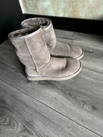 Uggs maat 38, Kleding | Dames, Schoenen, Lage of Enkellaarzen, Ophalen of Verzenden, Zo goed als nieuw, Grijs