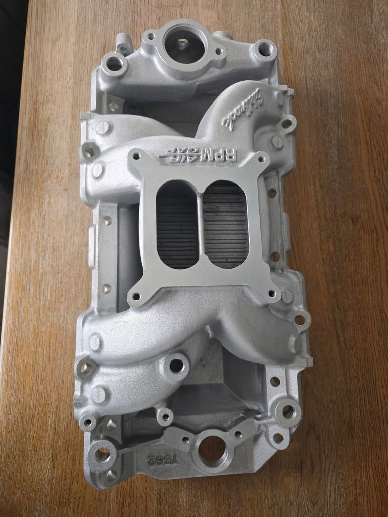 Nieuwe Edelbrock 7562 air gap intake voor bbc, Ophalen of Verzenden, Nieuw